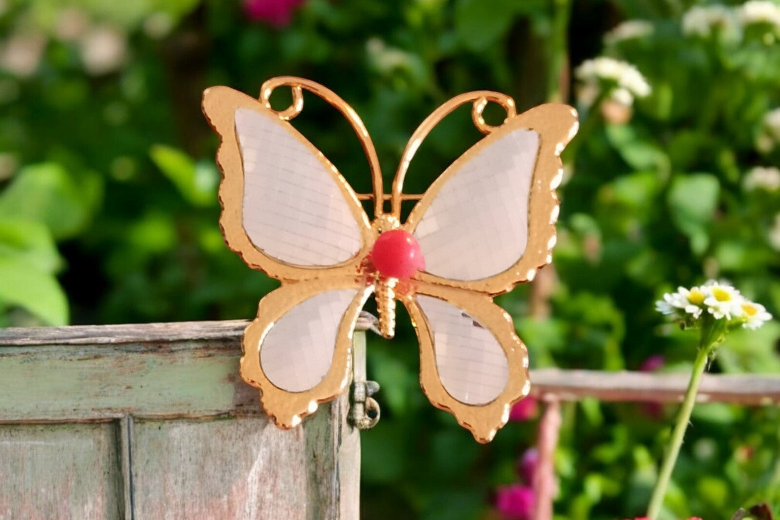 Broche papillon émaillée blanc doré style japonais bijou fantaisie rétro