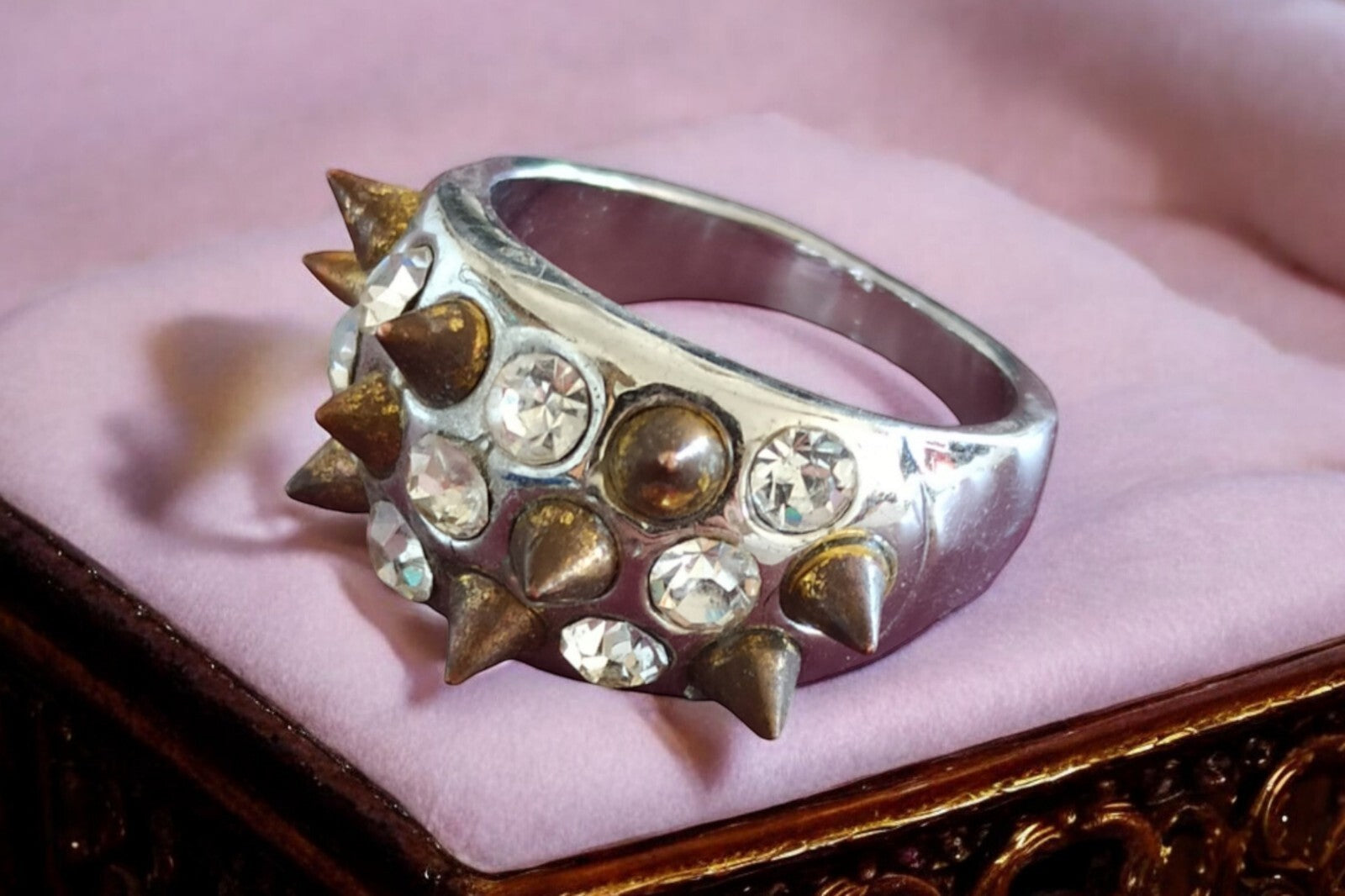 Bague vintage strass et pointes style rock rétro taille 53, anneau argenté