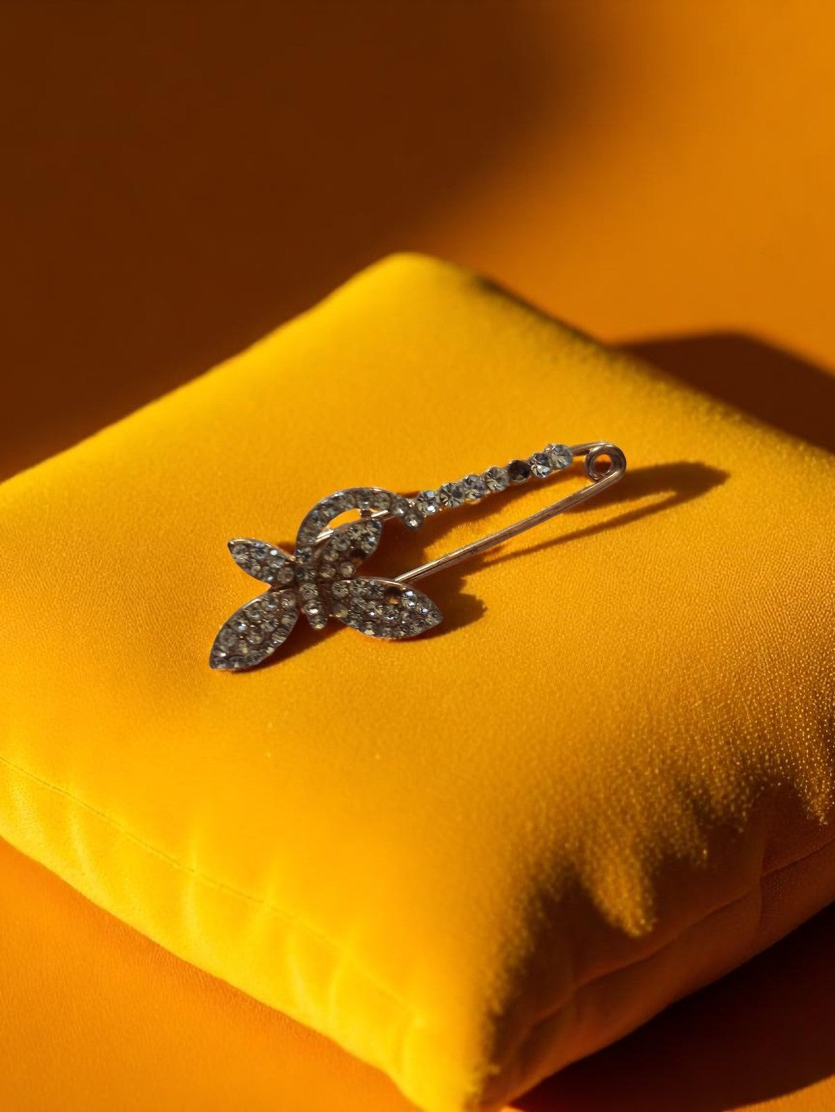 Broche vintage fleur strass métal, barrette rétro bijou cheveux brillant