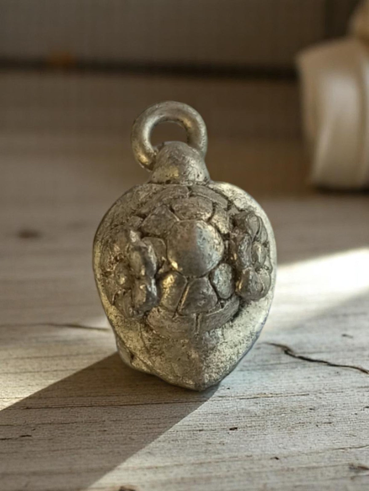 Pendentif vintage métal motif floral années 1950 deadstock bijouterie rétro