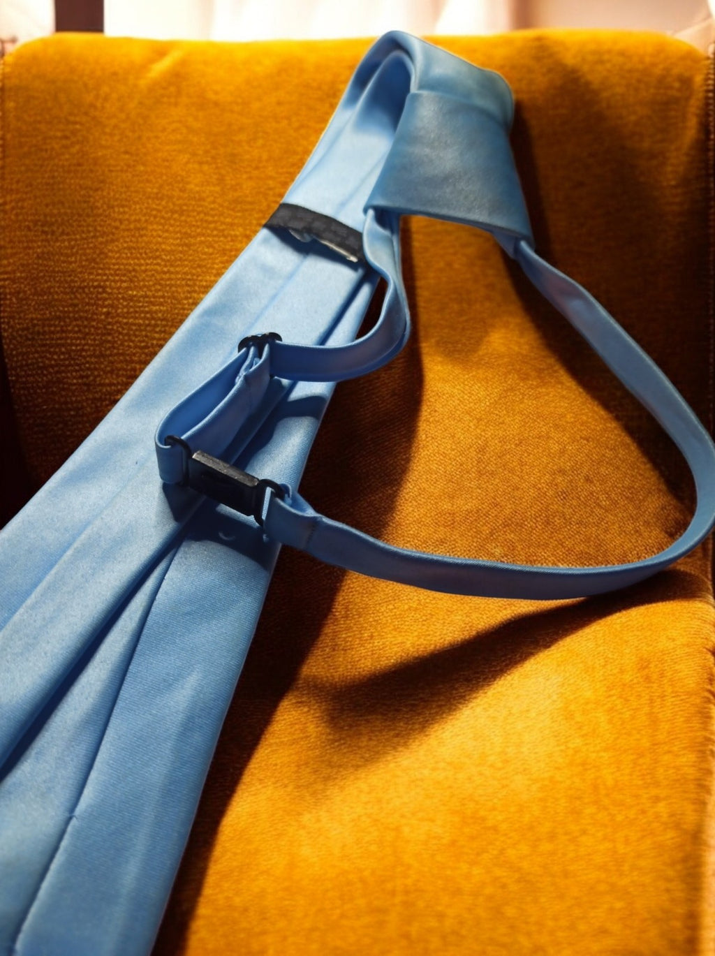 Cravate vintage bleu uni style années 70, finition satinée, accessoire rétro