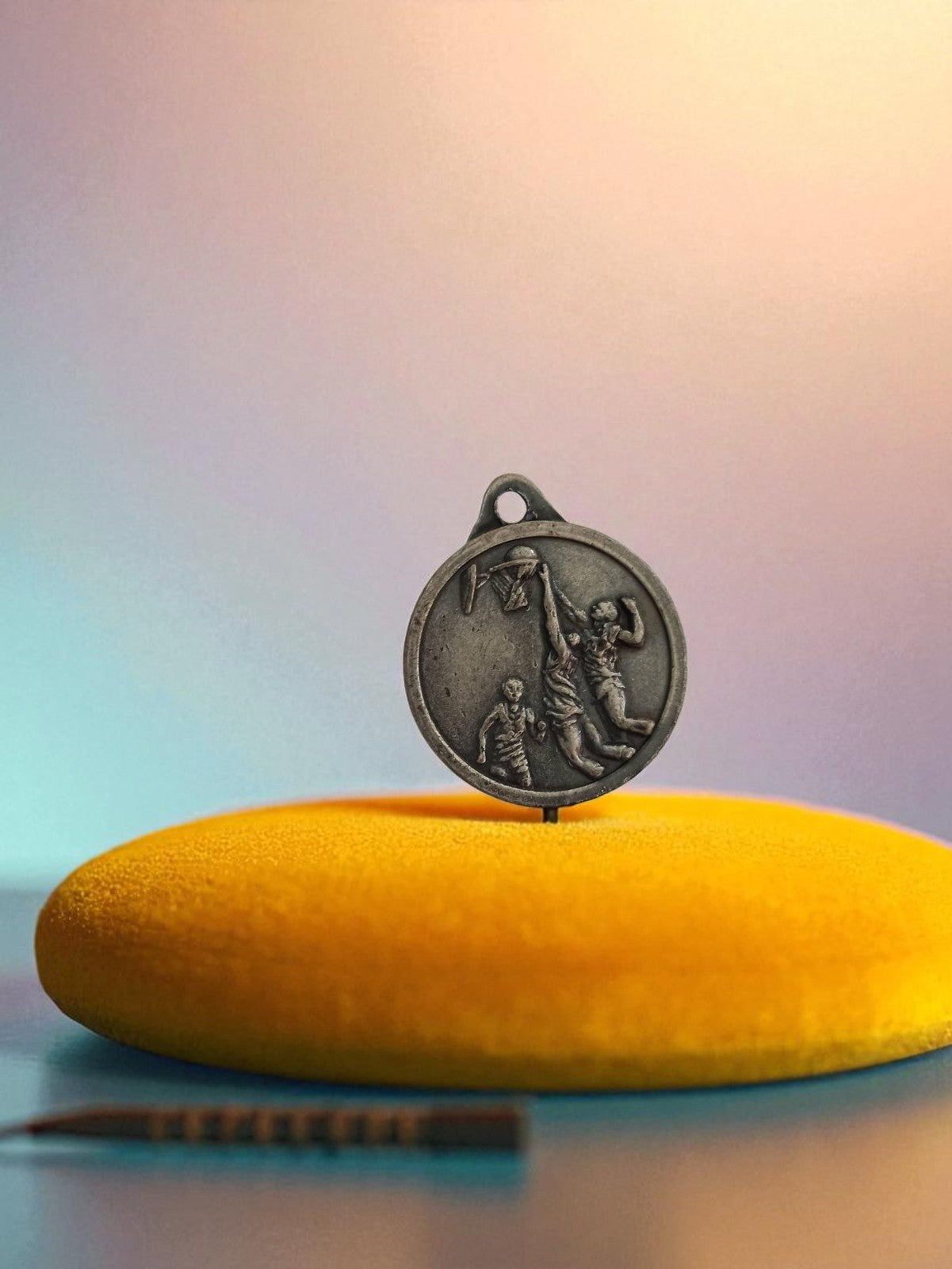Médaille basket vintage collection ancienne ? Joueurs relief, bon état rare