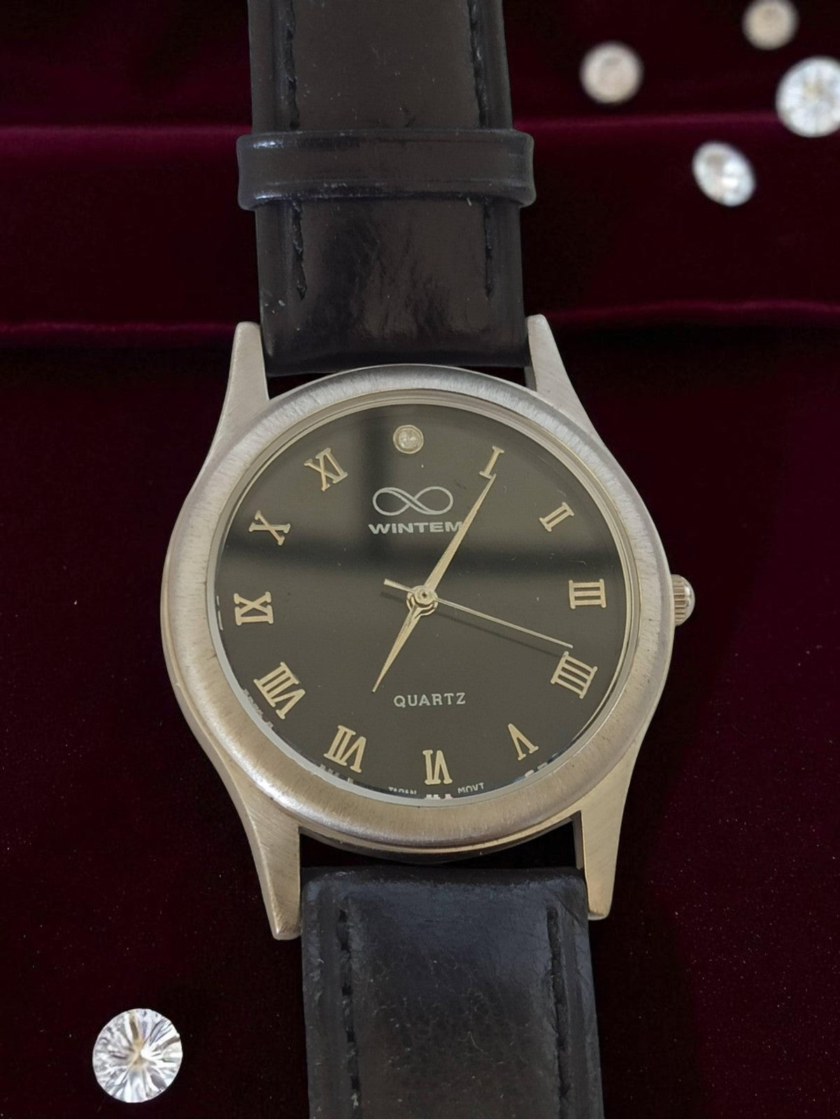 Montre homme Wintem vintage à quartz cadran noir chiffres romains rétro