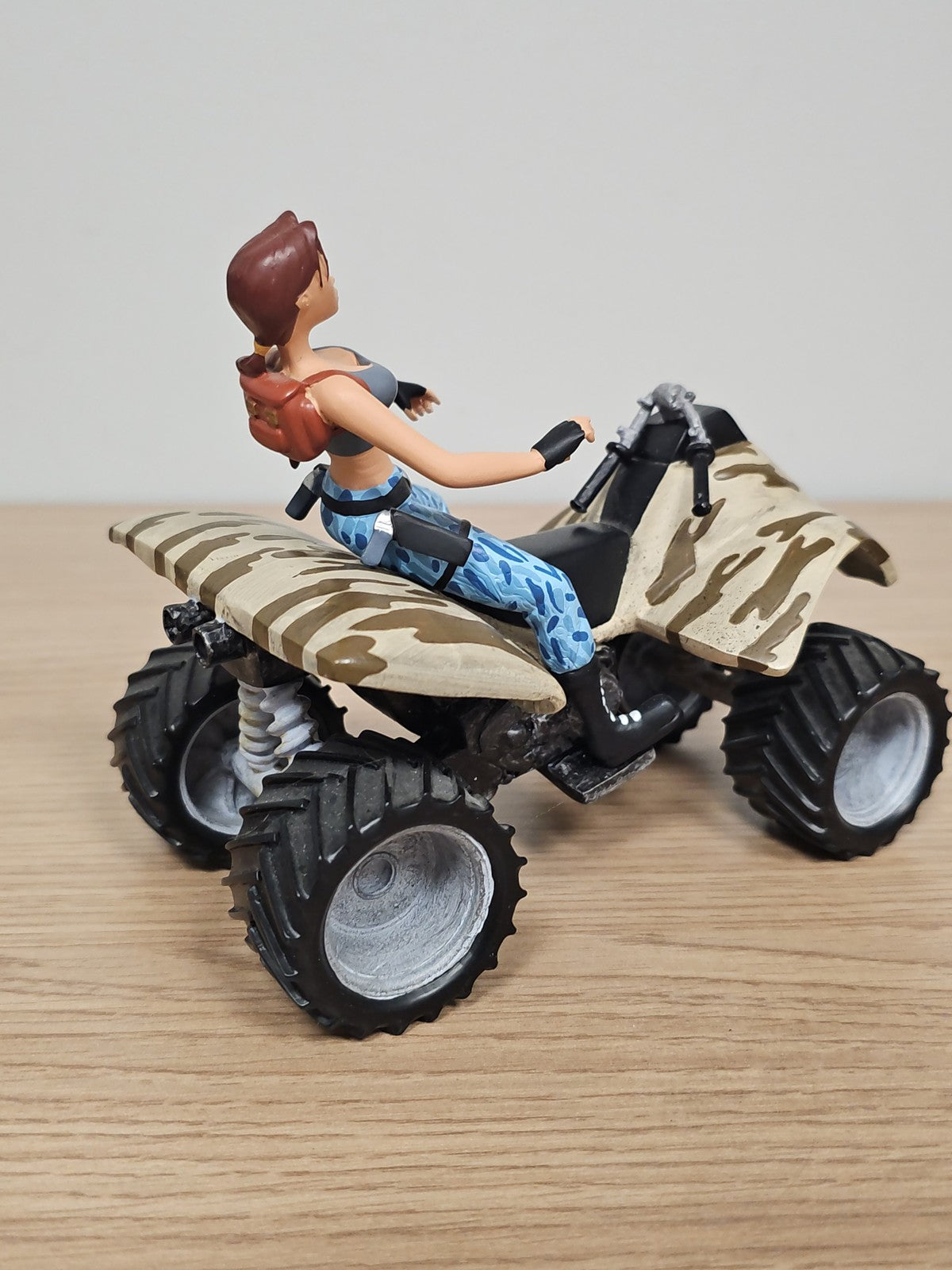 Figurine Tomb Raider Lara Croft sur Quad Bike par Atlas, modèle décoratif gaming