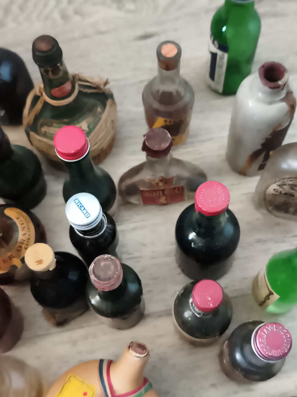 Lot ancien mignonnettes vides apéritif digestif collection flacons vintage assor