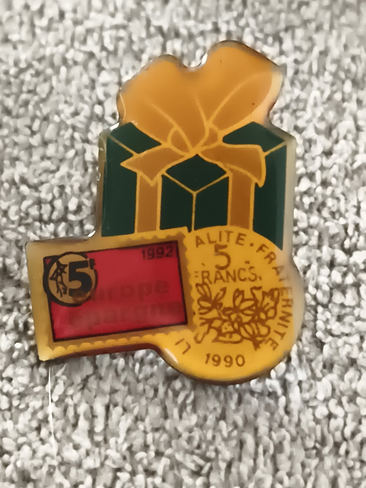 Pin's vintage cadeau 5 francs 1990 timbre Europe 1992, badge rétro philatélie (R