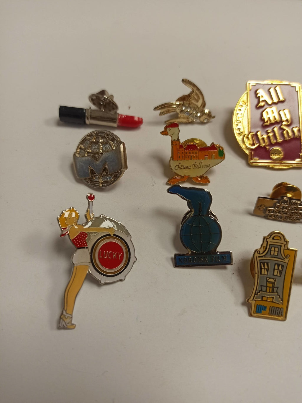 Lot 10 pin's publicitaires vintage rétro badges émaillés All My Children Daim
