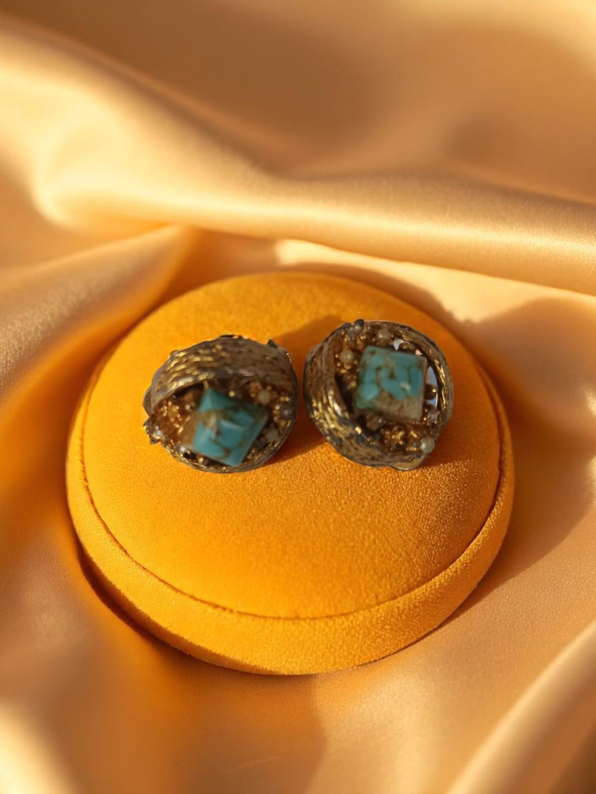 Boucles d’oreilles vintage plaquées or, style rétro, cabochons turquoise, pièce