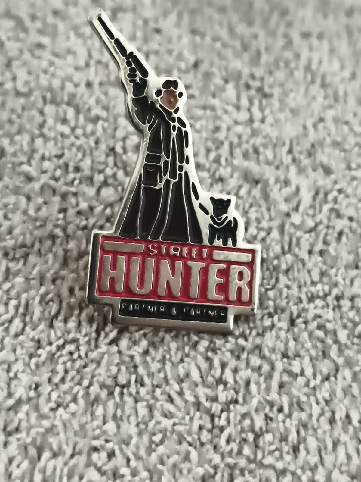 Pin's vintage Street Hunter émaillé, chasseur et chien, badge rétro (Ref 7)