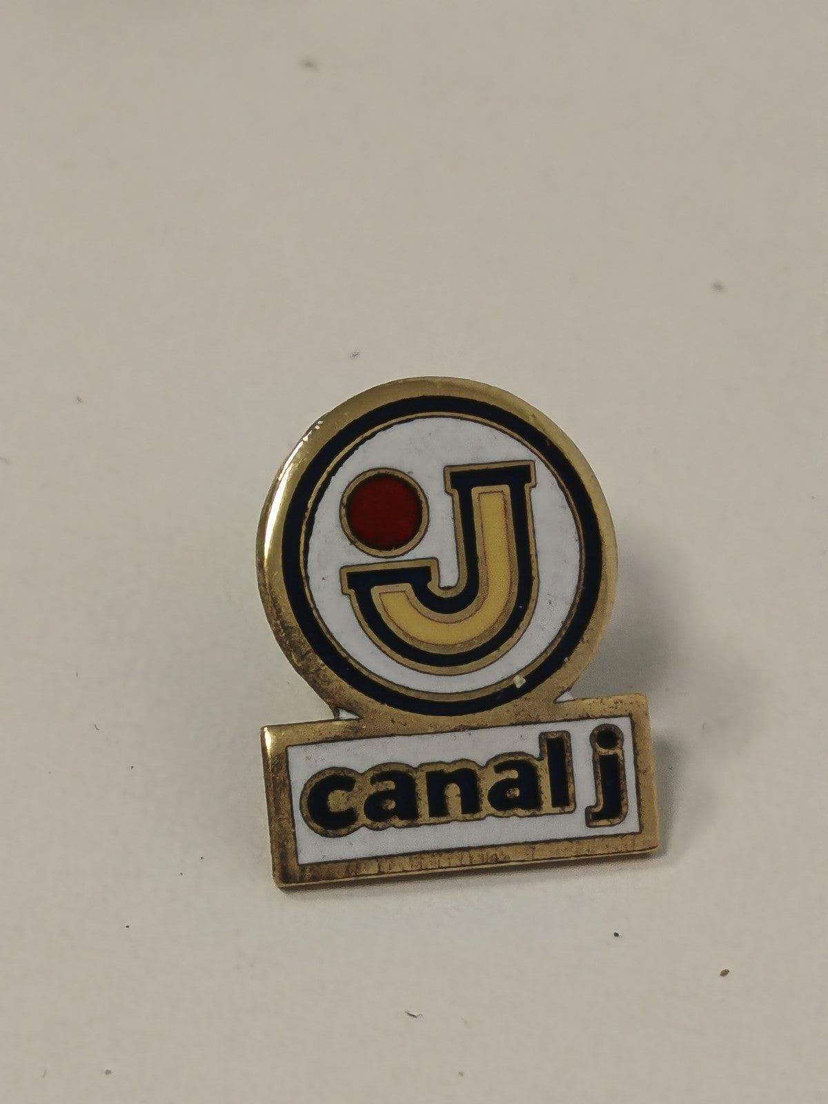 Pin's rétro ancien Canal J vintage badge télévision jeunesse collection années 9