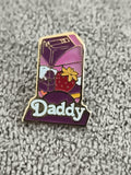 Pin's vintage Daddy sucre fraise émaillé violet rose badge années 90 (Ref 7)