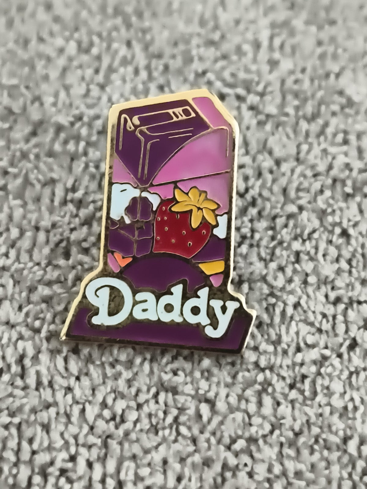 Pin's vintage Daddy sucre fraise émaillé violet rose badge années 90 (Ref 7)
