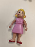 Figurine fille articulée robe rose chaussures bras et tête mobiles jouet plastiq
