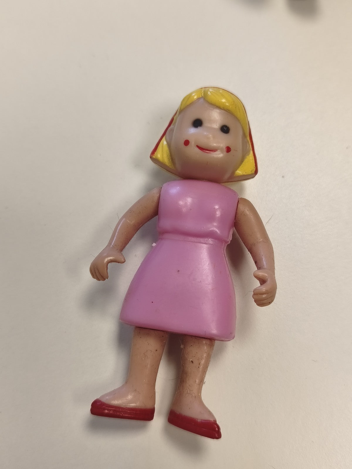 Figurine fille articulée robe rose chaussures bras et tête mobiles jouet plastiq