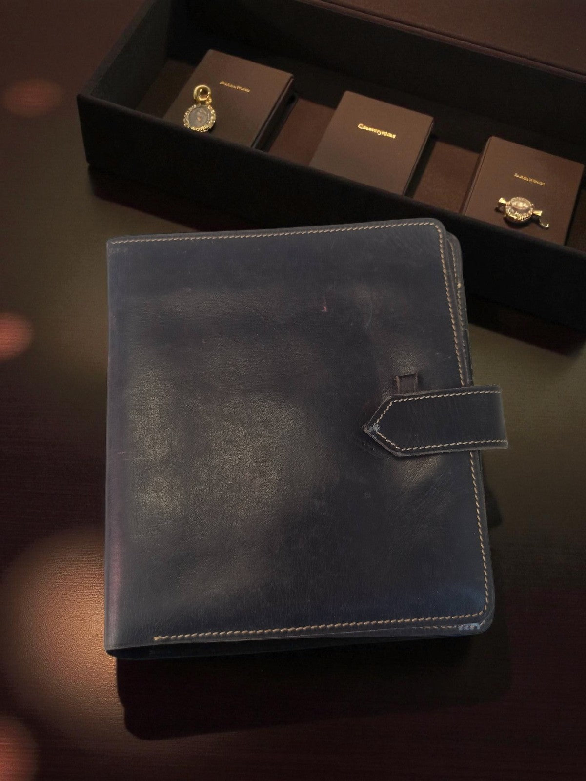 Portefeuille vintage cuir ancien, rabat rétro, aspect bleu nuit, accessoire anci