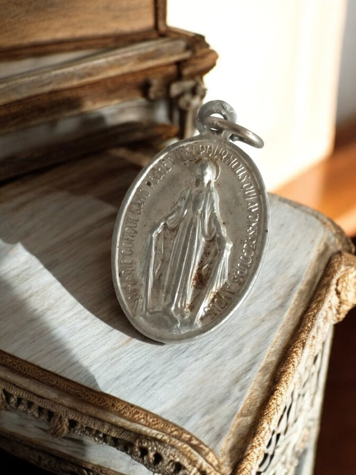 Médaille religieuse Vierge Miraculeuse vintage métal catholique pendentif ancien