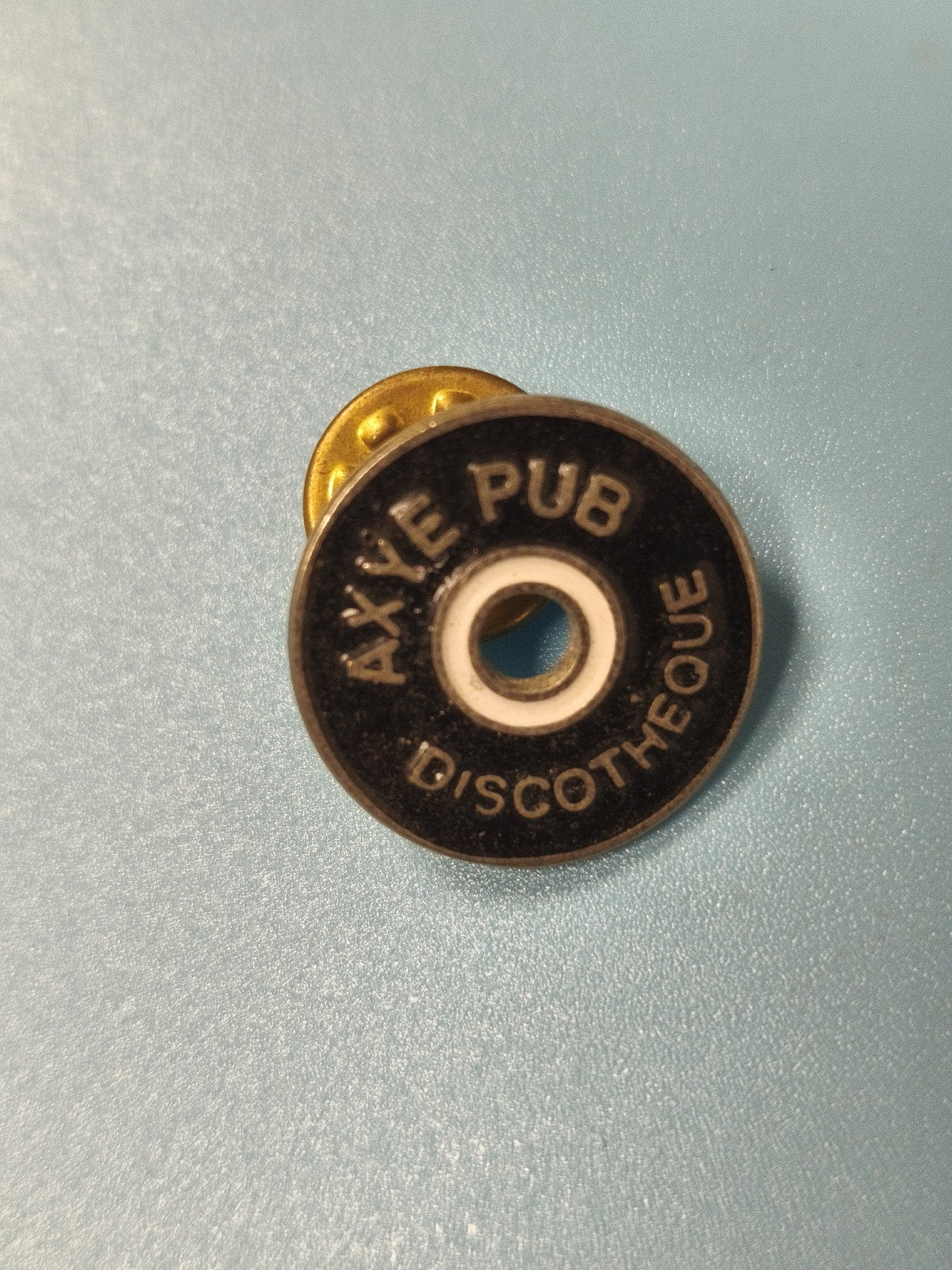 Vintage pin's AXYE PUB Discothèque rond noir collection club ancien