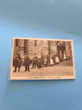 Carte postale ancienne vintage Les Auvergnats chez eux scène rurale France colle