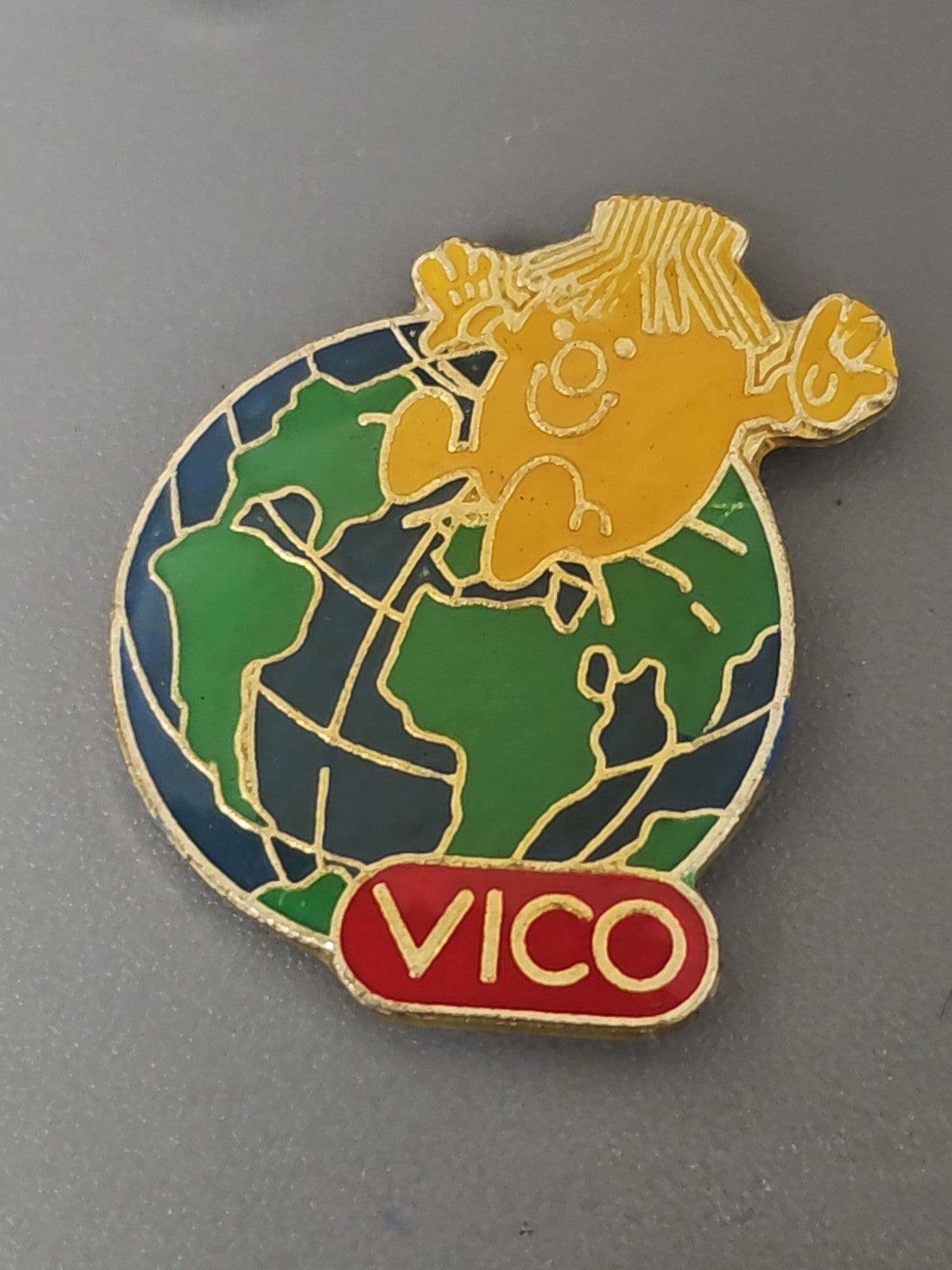 Pin's ancien Vico collection rétro vintage, badge publicitaire années 80-90 rare