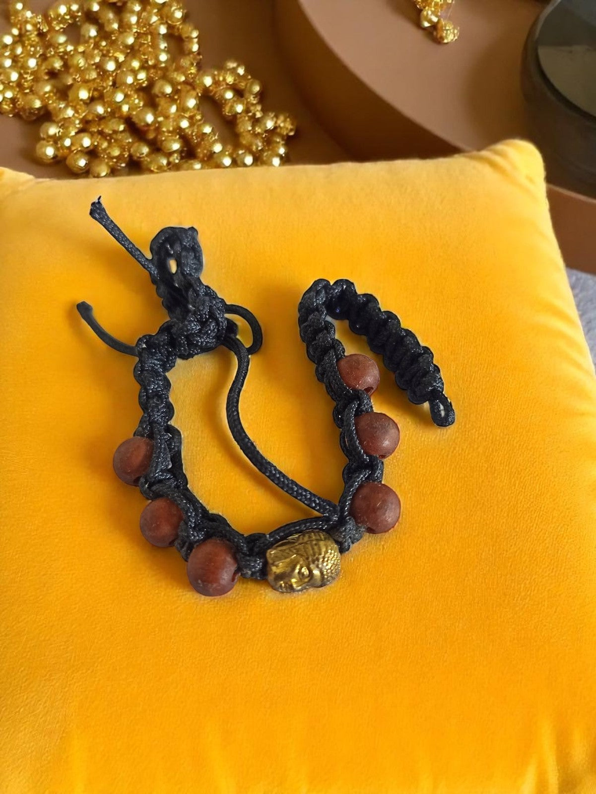 Bracelet tressé perles bois et tête dorée style bouddha – vintage rétro