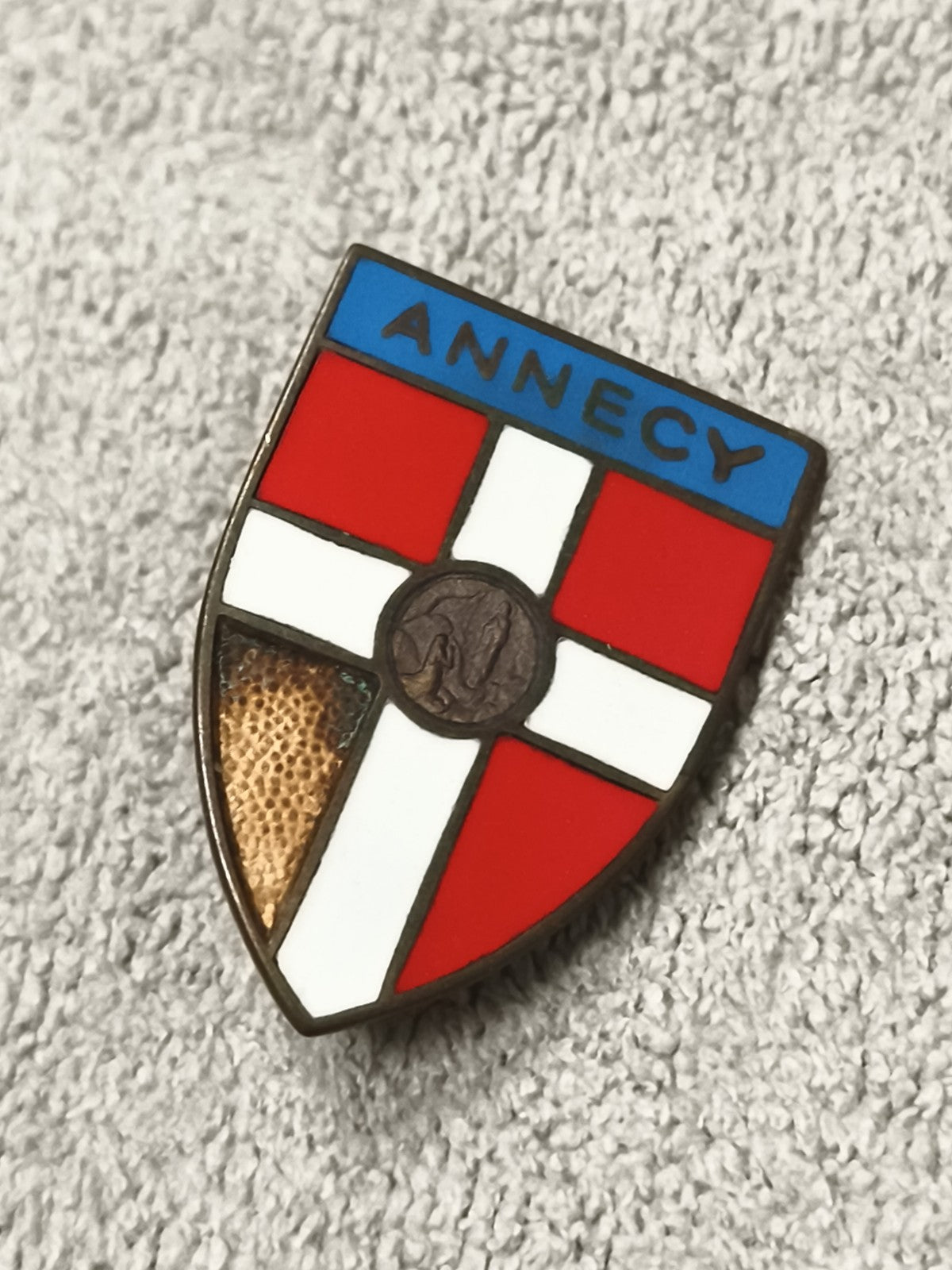 Insigne blason émaillé Annecy ancien, écusson vintage rouge blanc bleu