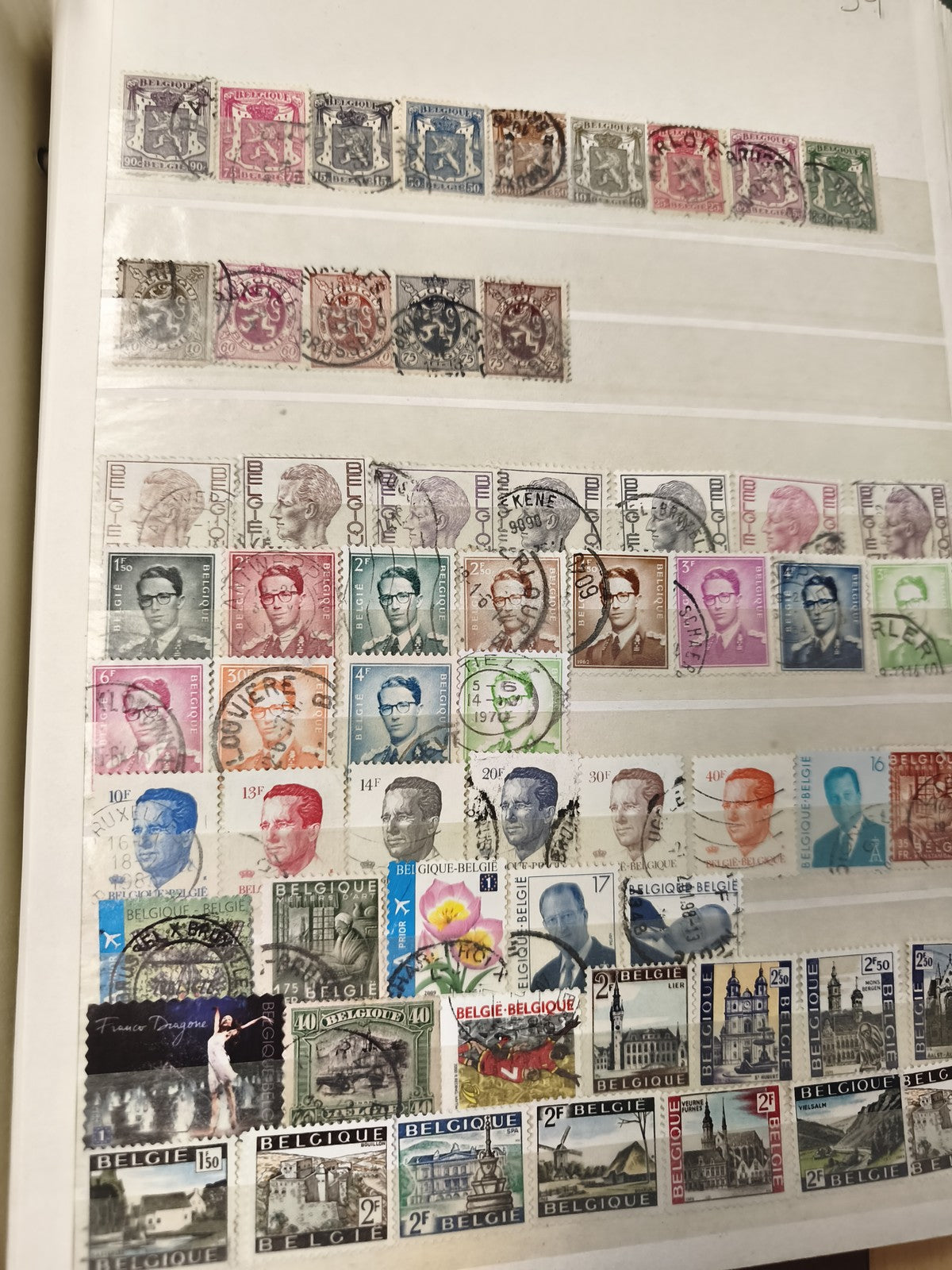 Lot de timbres Belgique oblitérés multicolores, visages et monuments (support ex