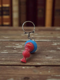 Porte-clés publicitaire vintage rétro oiseau rouge bleu ancien objet d’occasion