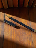 Stylo plume vintage noir et métal doré, design classique ancien, plume fine