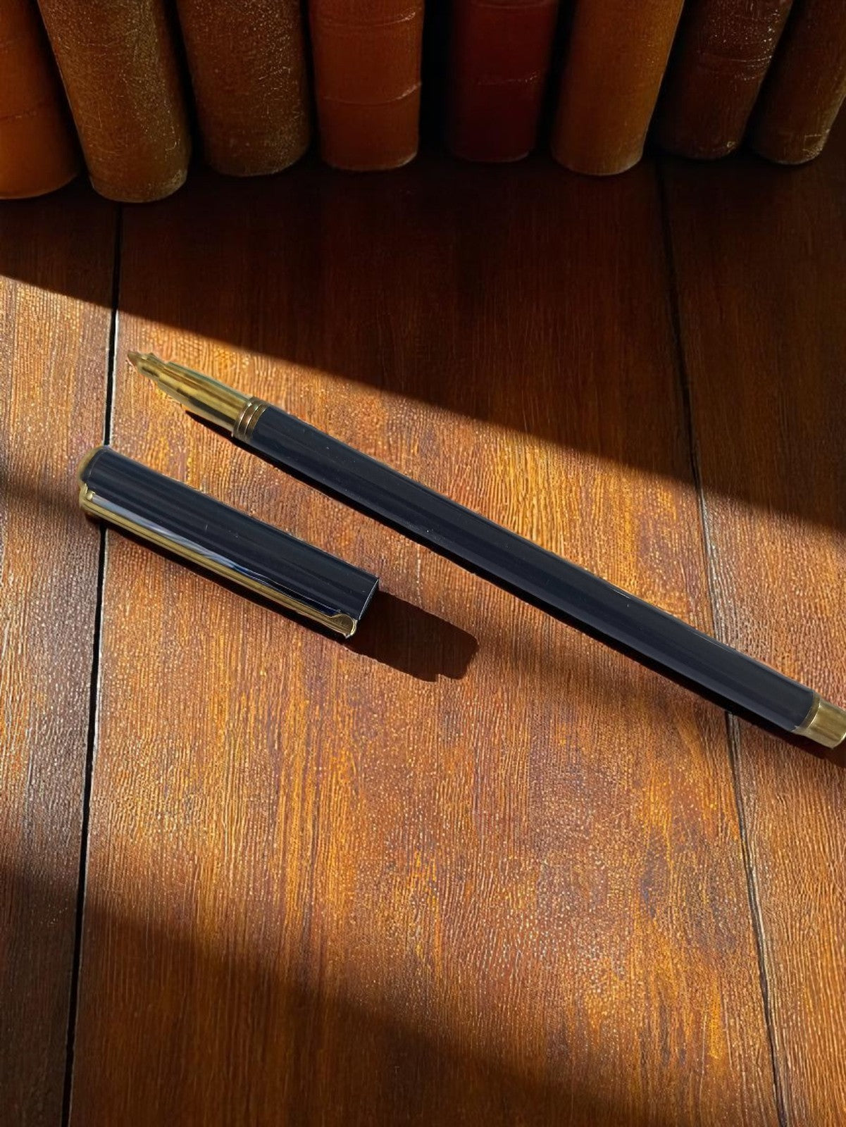 Stylo plume vintage noir et métal doré, design classique ancien, plume fine