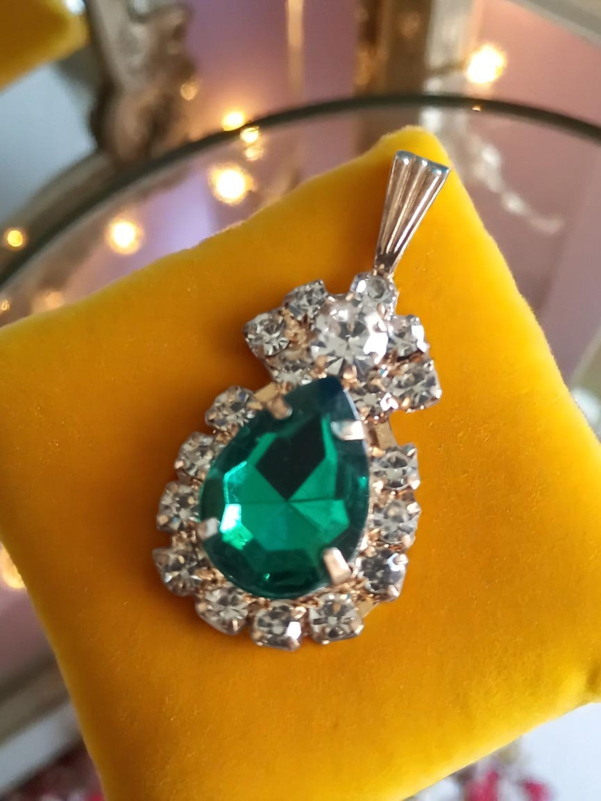 Pendentif vintage goutte vert strass scintillant rétro bijou fantaisie élégant