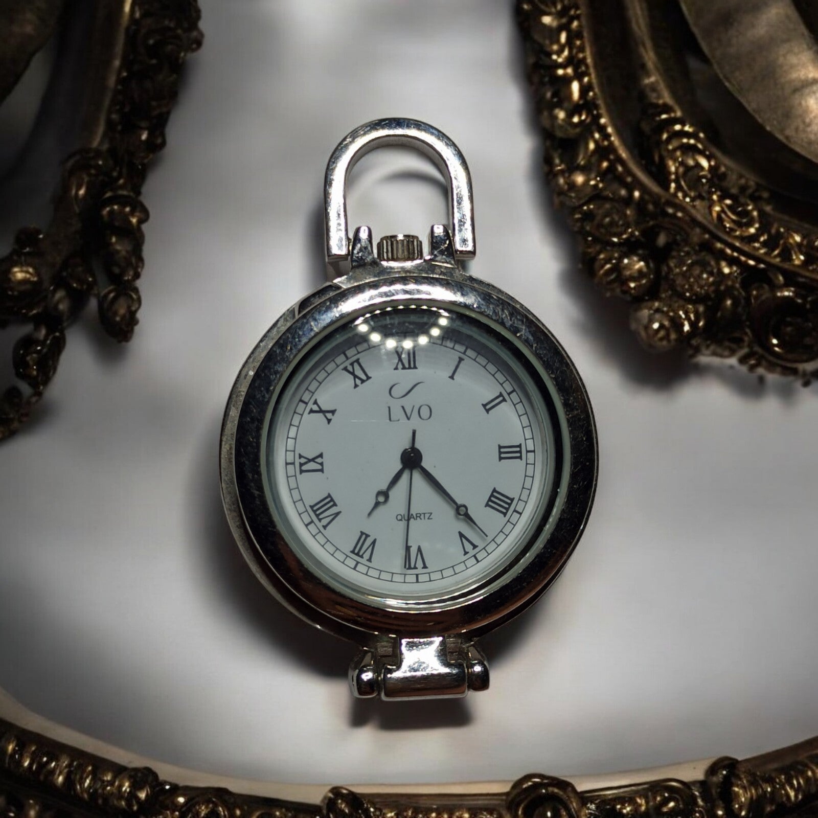 Montre de poche vintage LVO quartz, cadran blanc chiffres romains rétro