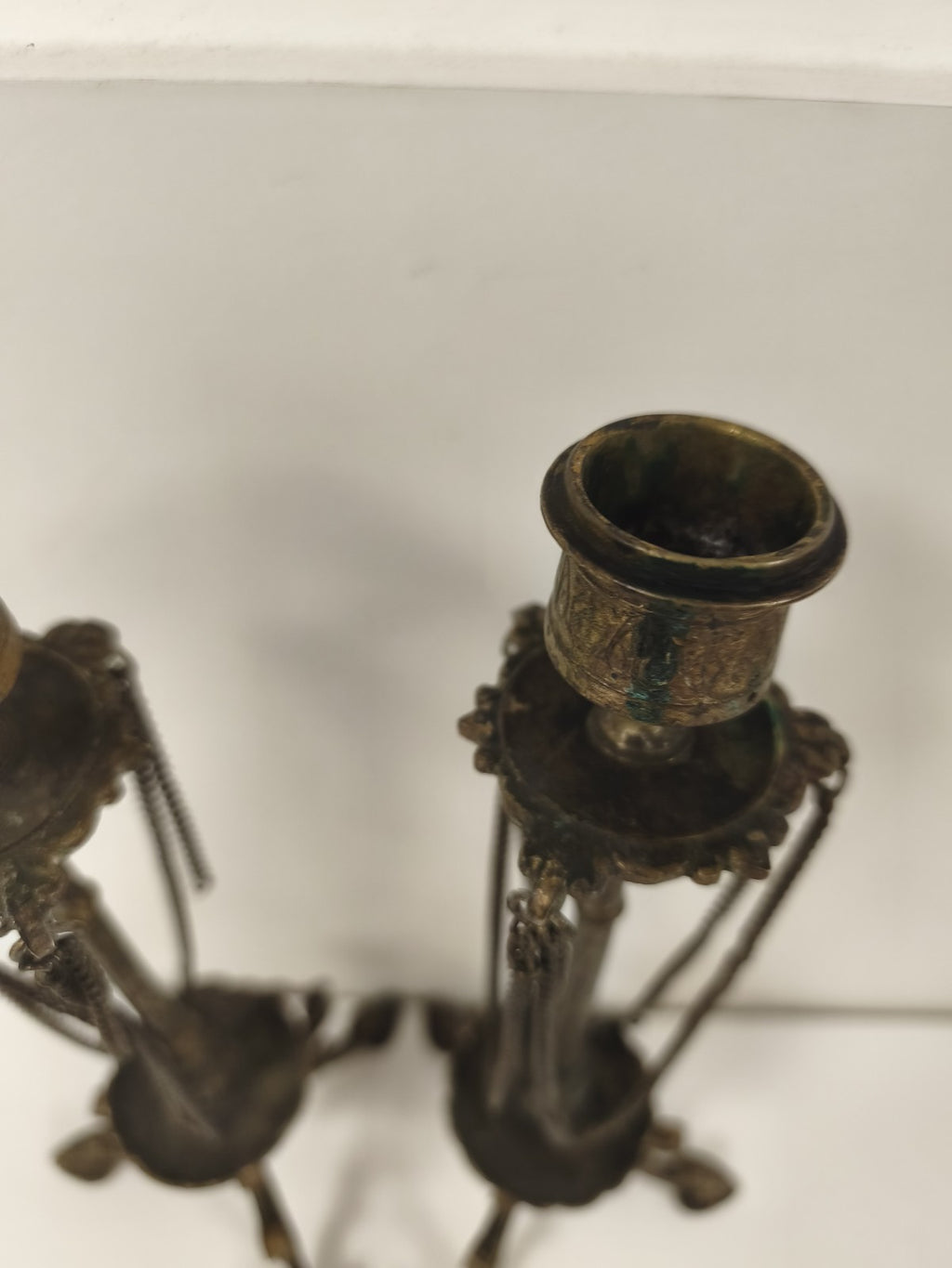 Paire de chandeliers en bronze XIXe, chaînettes et plateaux festonnés