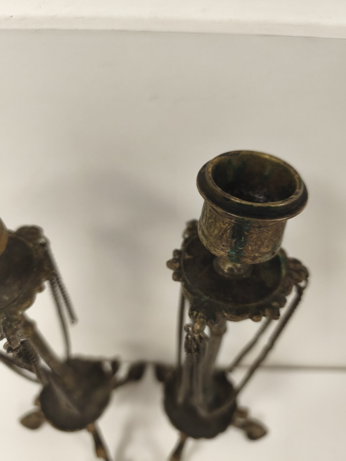 Paire de chandeliers en bronze XIXe, chaînettes et plateaux festonnés