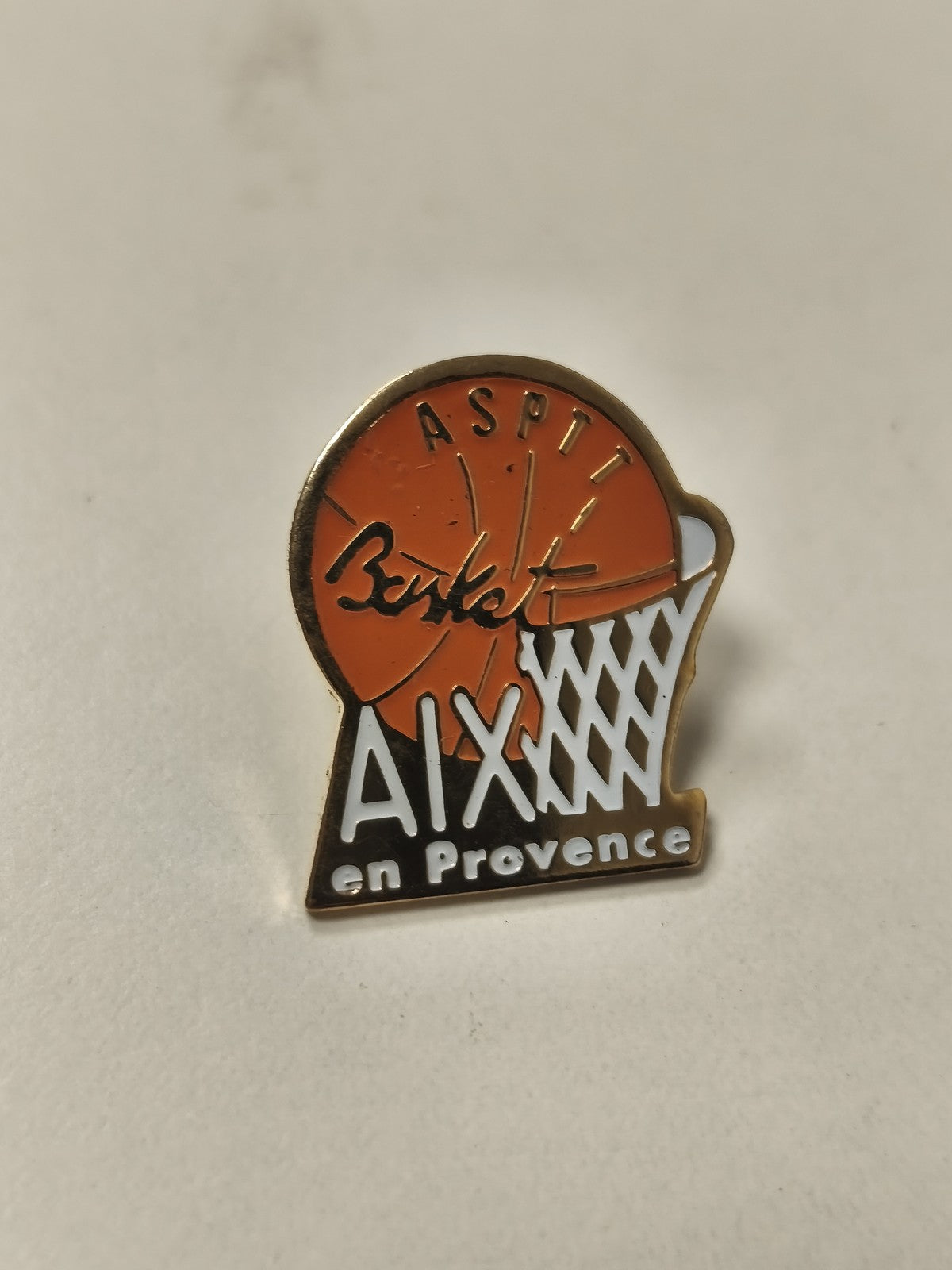 Pin's rétro ancien basket Aix-en-Provence, badge vintage collection sport France
