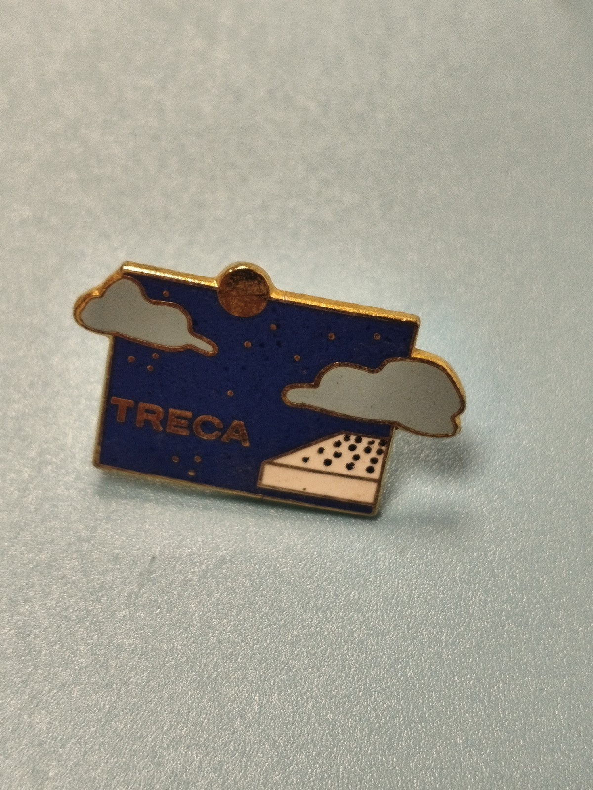 Vintage pin's TRECA nuages bleu, ancien badge publicitaire collection