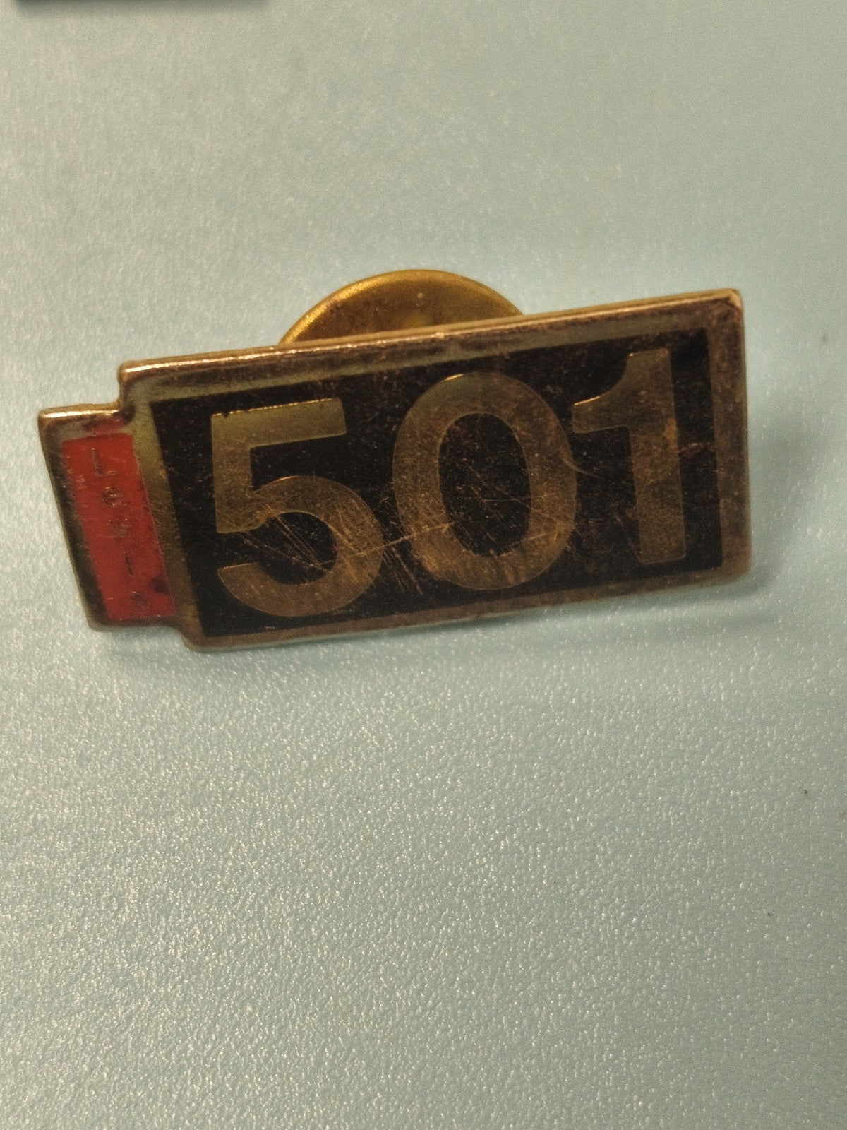 Vintage pin's Levis 501 rectangulaire noir et doré collector ancien
