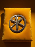 Insigne militaire vintage métal ancien, artillerie, emblème obus