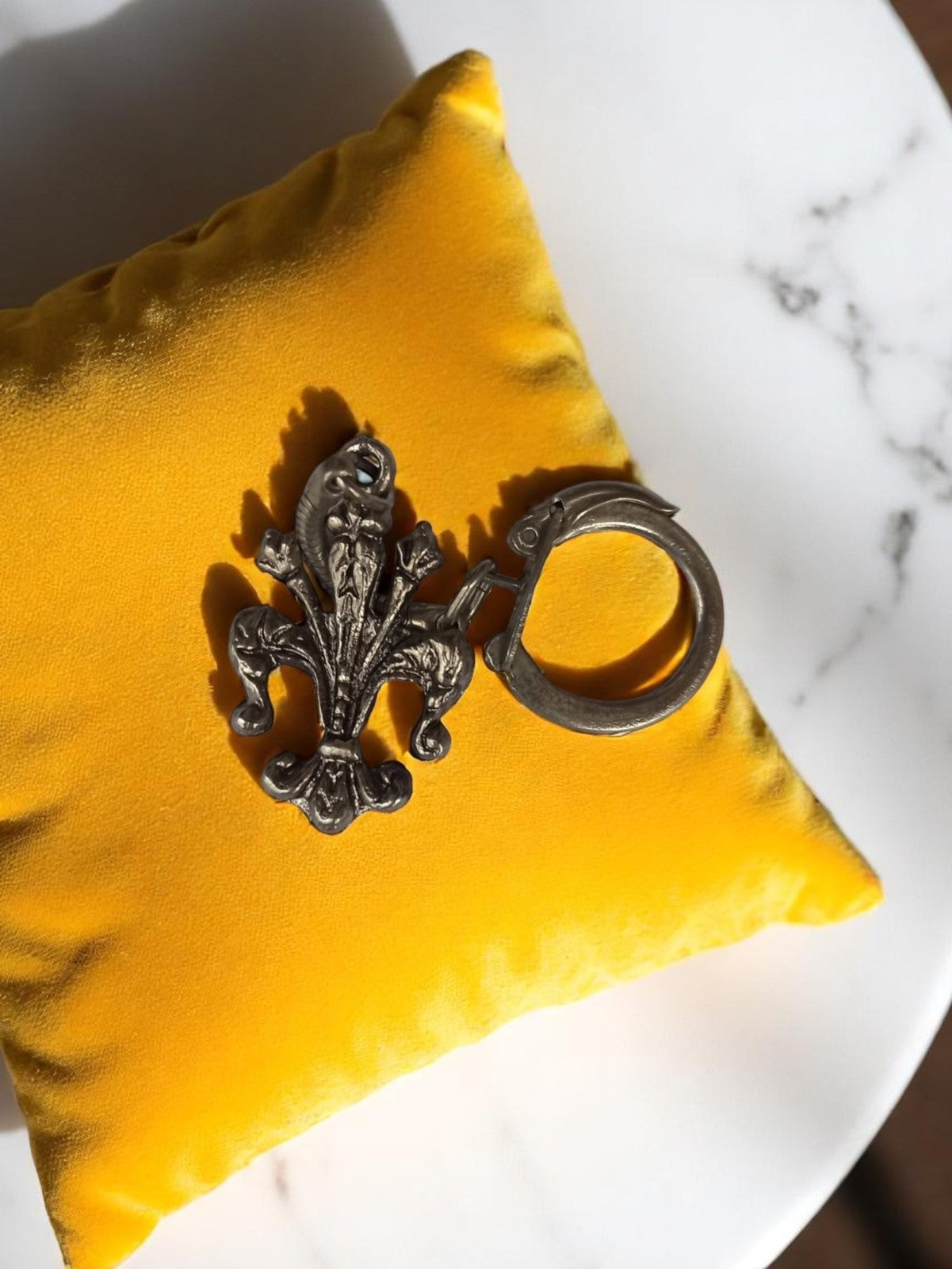Porte-clés rétro fleur de lys finition dorée – style ancien, accessoire vintage