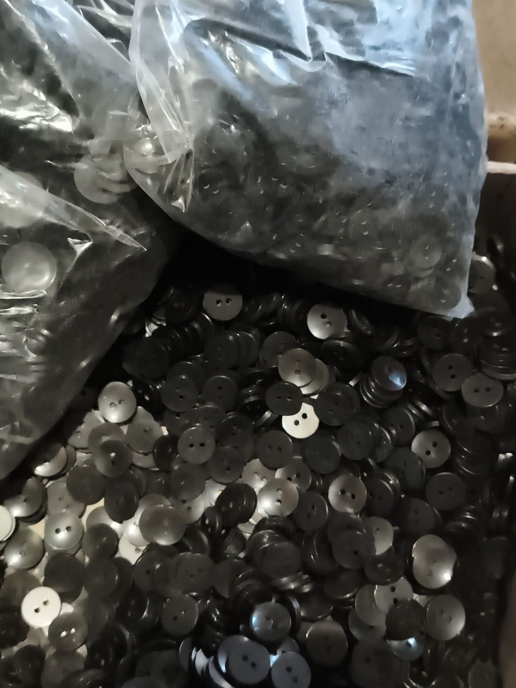 Gros lot boutons anciens noirs 2 trous deadstock mercerie vintage boîte