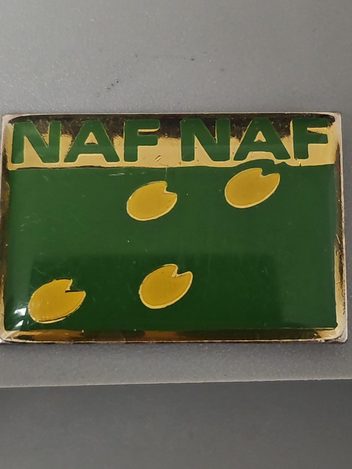 Pin's rétro ancien Naf Naf vintage ? Badge publicitaire années 80 collection rar
