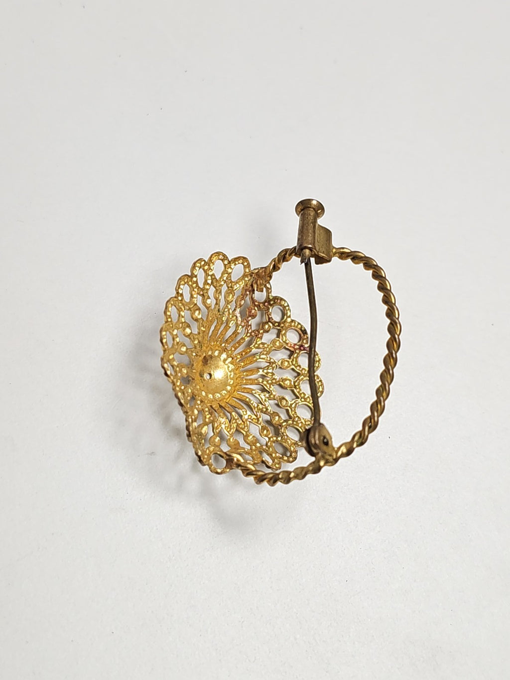 Broche ancienne vintage en métal doré rétro pour collection ou accessoire unique
