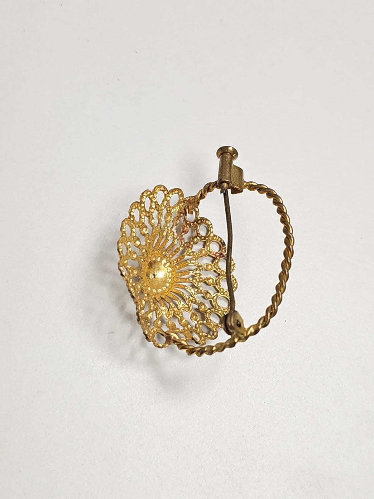 Broche ancienne vintage en métal doré rétro pour collection ou accessoire unique