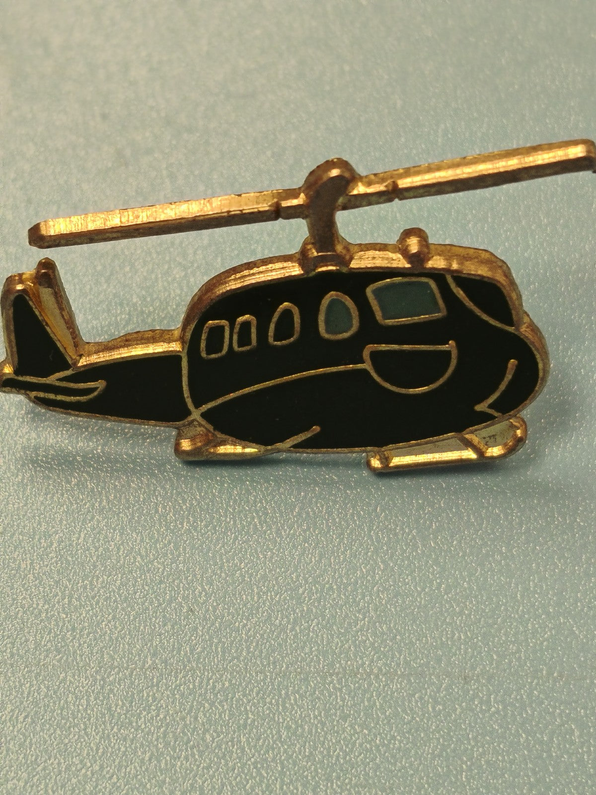 Vintage pin's hélicoptère émaillé noir et doré collection aviation (Ref 12)