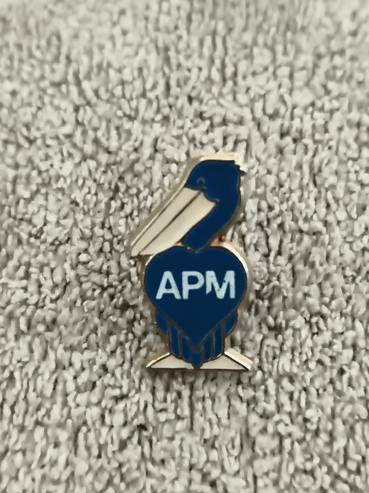 Pin's vintage APM pélican bleu ancien badge émaillé années 80-90 (Ref 1)
