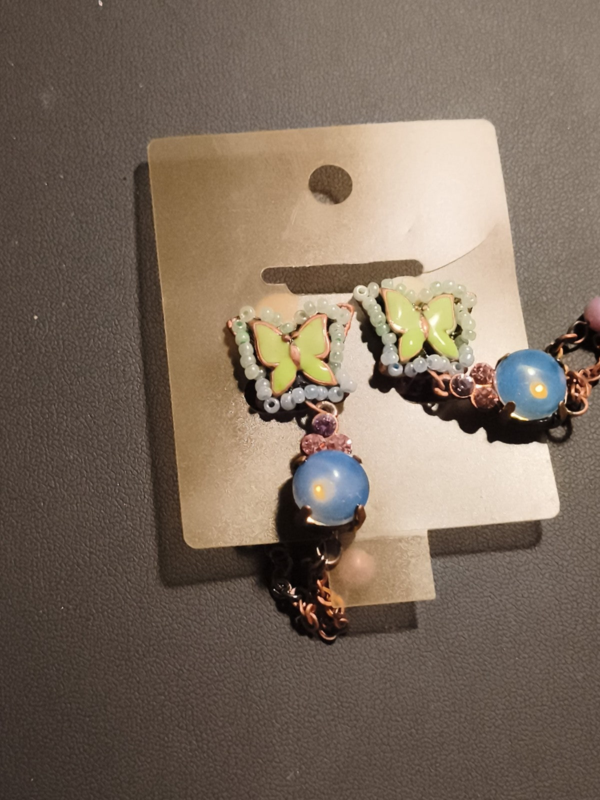 Paire de boucles d’oreilles vintage papillon perles deadstock, style rétro