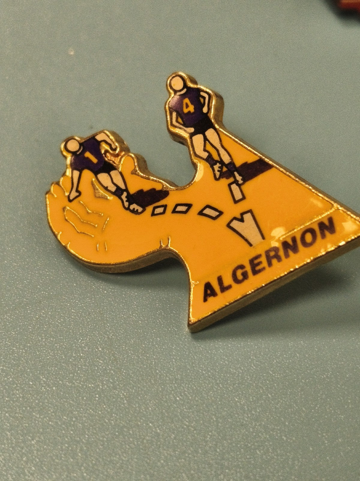 Vintage pin's Algernon main jaune sportif collection rétro (Ref 13)