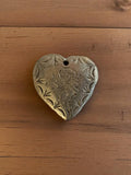 Pendentif cœur vintage métal gravé Cupidon années 50 rétro bijou ancien