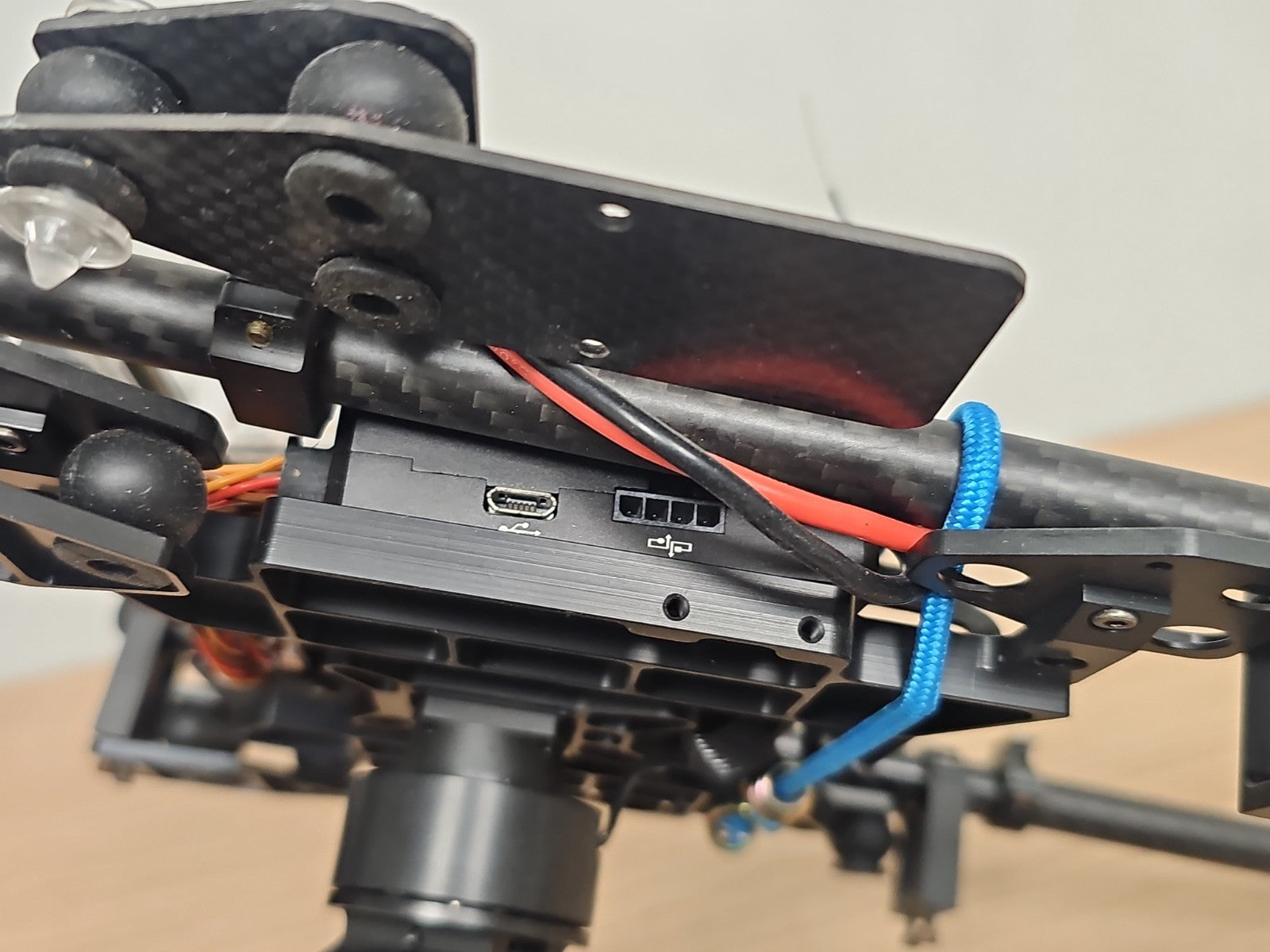 Gimbal Zenmuse pour drone carbone avec GoPro et module Futaba