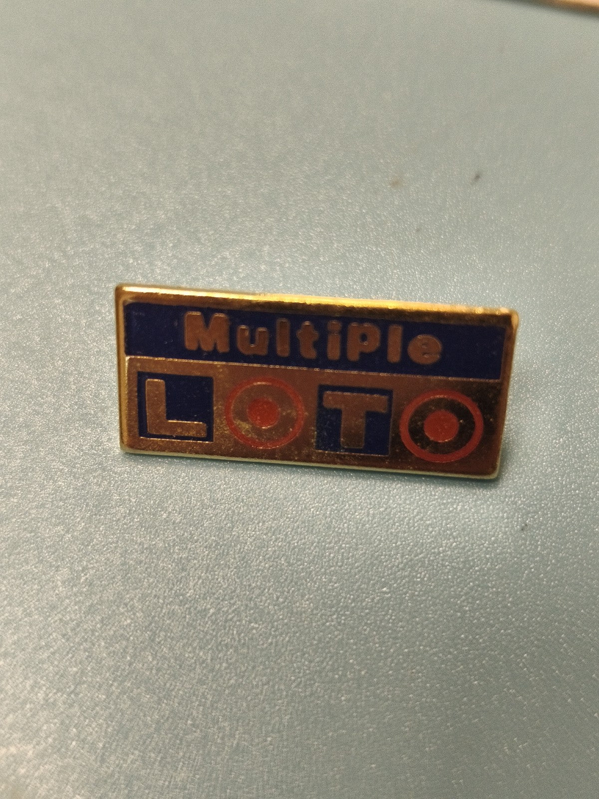 Vintage pin's Loto Multiple rectangulaire bleu rouge collection jeux anciens