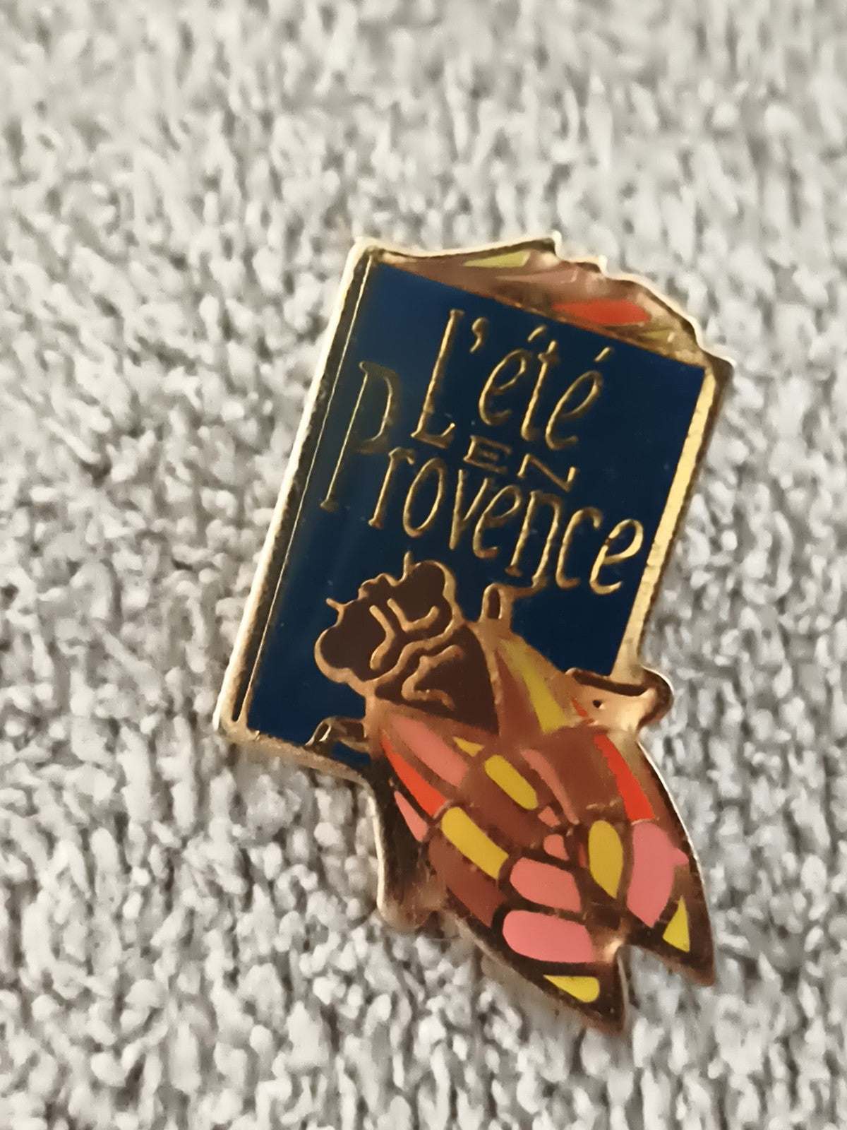 Pin's vintage L'été en Provence cigale émaillée bleu doré badge rétro (Ref 5)